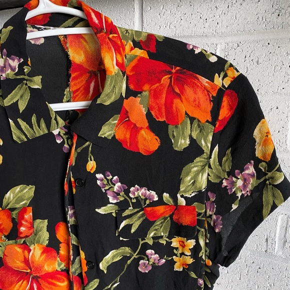 🌸 Vintage Floral Top 🌸 - Picture 2 of 3